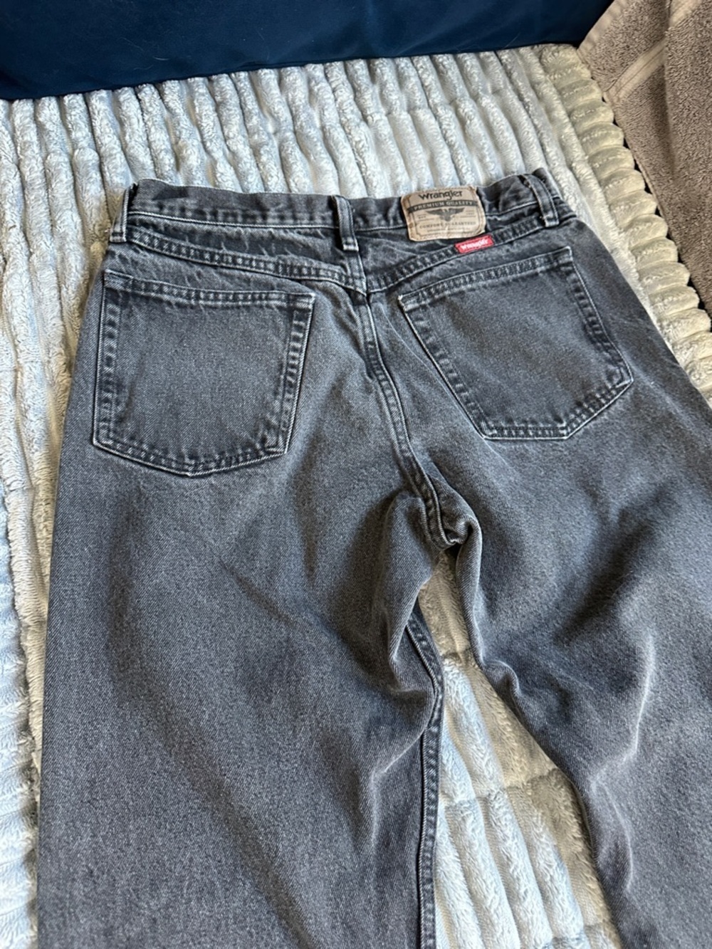 Wrangler Black and Red Logo Relaxed Fit Jeans Label Detail - Picture 11 of 11